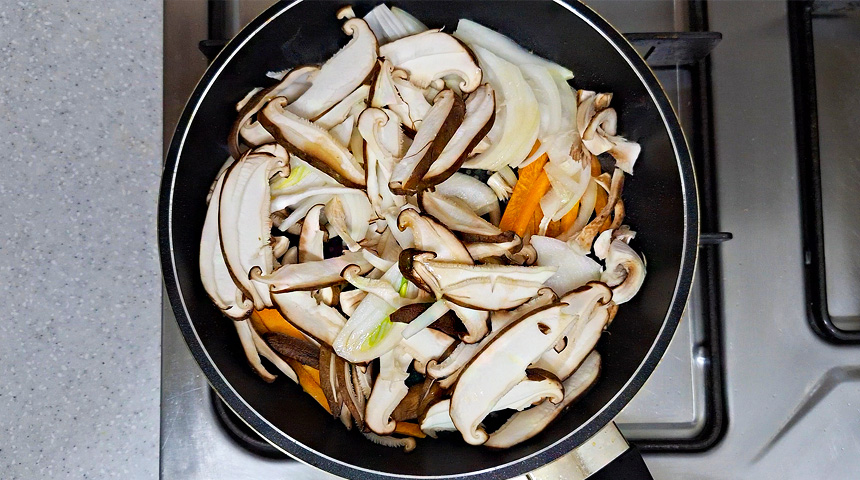 팬위에 당근을 먼저 볶아줍니다. 당근이 어느 정도 익으면, 양파, 표고버섯까지 올려줍니다.