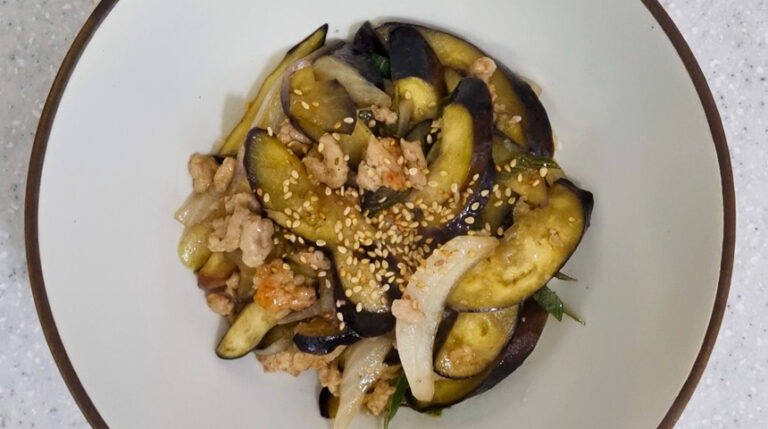 따뜻한 밥위에 볶은 야채와 가지를 올려주면 한끼 해결하는 맛있는 가지 덮밥 완성