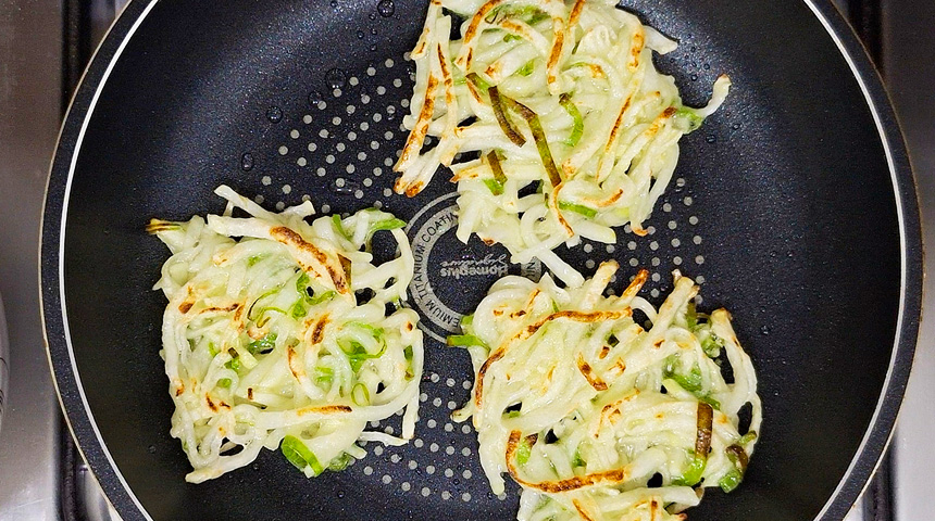 무를 채썰어서 다양한 야채를 밀가루와 전분 반죽해서 구워주면 너무 맛있는 무채전이 완성됩니다.