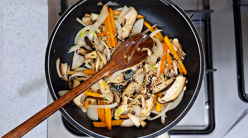 참치액젓과 소금으로 간을 하고, 볶다가 다 볶으면, 통깨톡톡 뿌려서 잘 섞어줍니다.