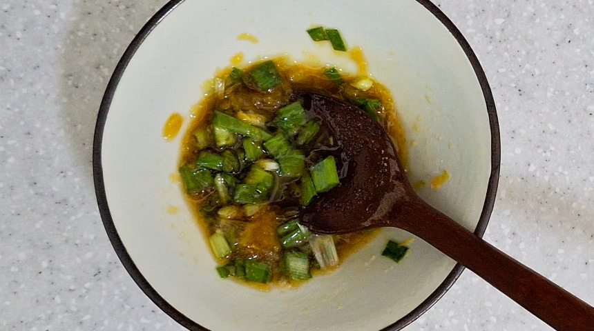 Drizzle the eggplant sauce—made with garlic, scallions, sugar, oligosaccharide, and soy sauce—over the grilled slices for a rich, umami flavor
