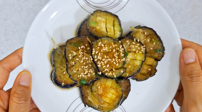 Pan-grilled eggplant finished by cooking it together with a savory sauce in the pan