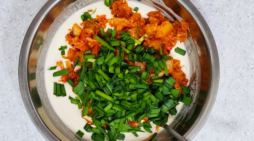 김치전 만들기_반죽에 김치와 부추를 넣습니다